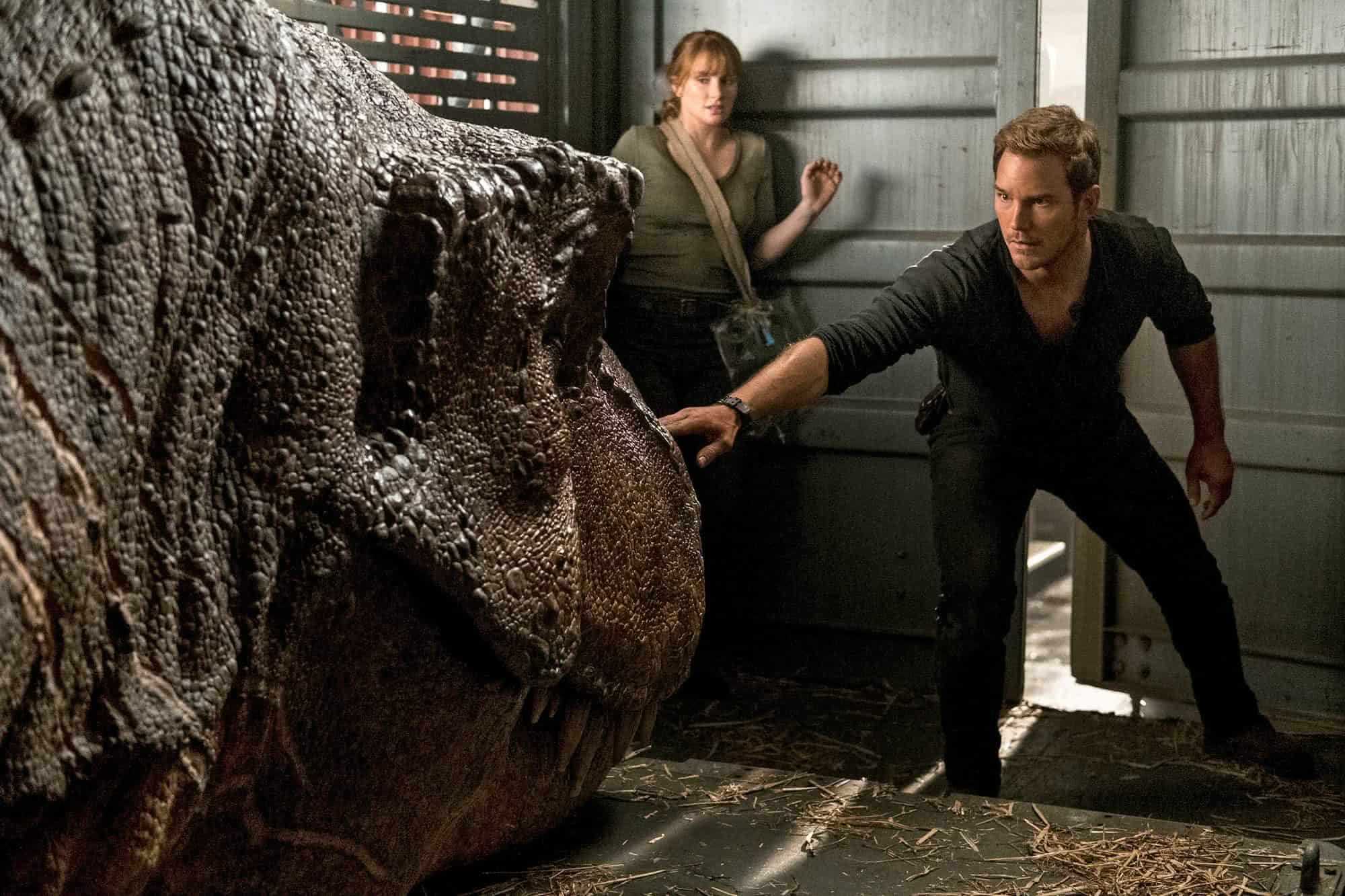 Bryce Dallas Howard e Chris Pratt em Jurassic World: Reino Ameaçado (Reprodução / Universal)