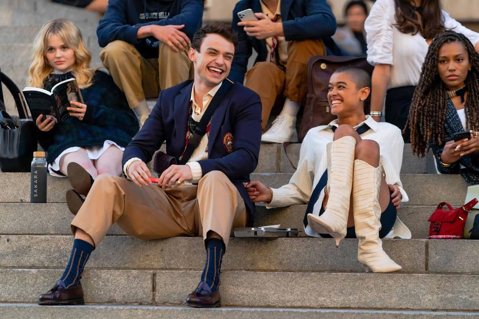 Sucesso em Gossip Girl, Thomas Doherty garante papel em filme do Drácula Gossip Girl