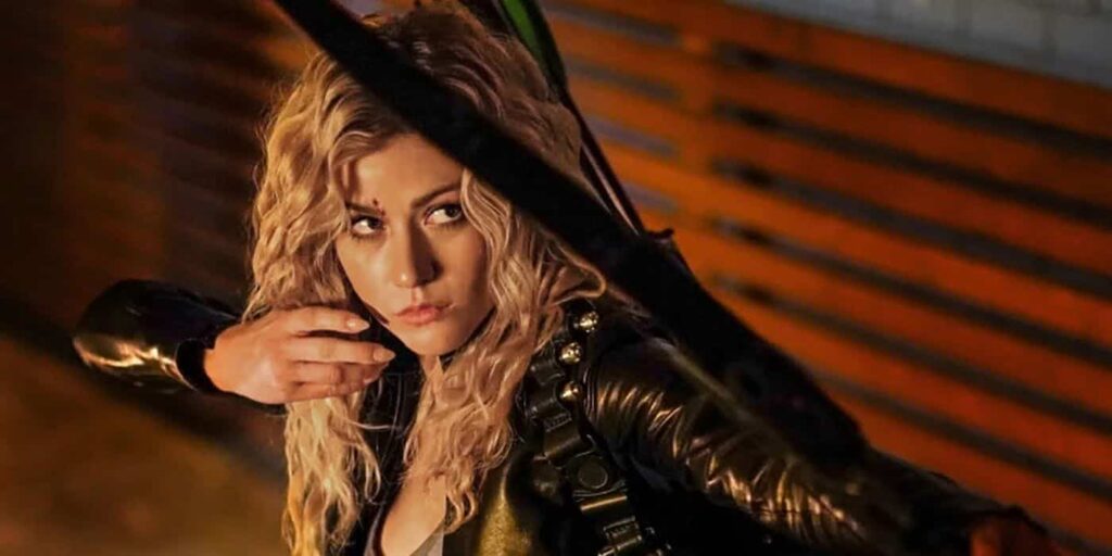 Esnobada por canal, atriz aceita reprisar personagem em The Flash Mia Queen