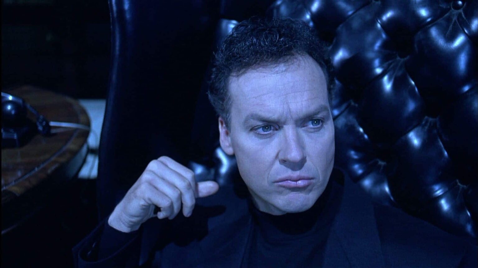 The Flash | Michael Keaton revela por que aceitou retornar como Batman Michael Keaton em Batman: O Retorno (Reprodução)