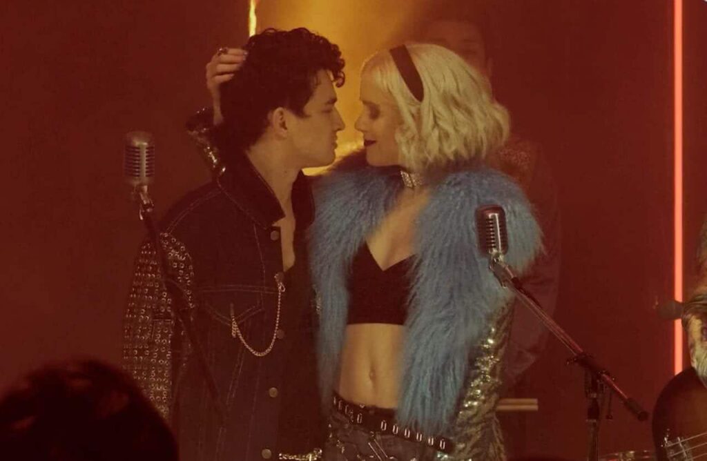 Nick (Gavin Leatherwood) e Sabrina (Kiernan Shipka) em O Mundo Sombrio de Sabrina