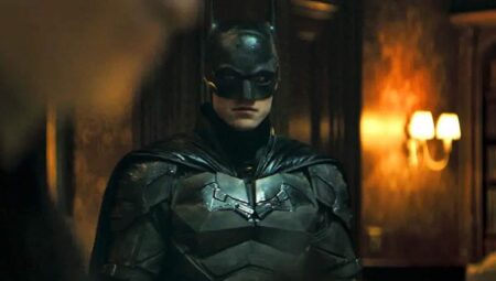 Batman: Diretor revela se filme contará com outros membros da Liga da Justiça Robert Pattinson como Batman (Reprodução/ YouTube)
