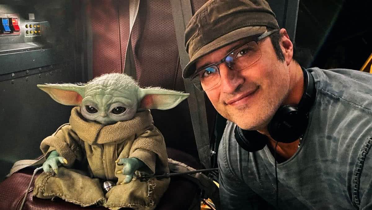 Robert Rodriguez com Baby Yoda no set de The Mandalorian (Divulgação/Disney+)