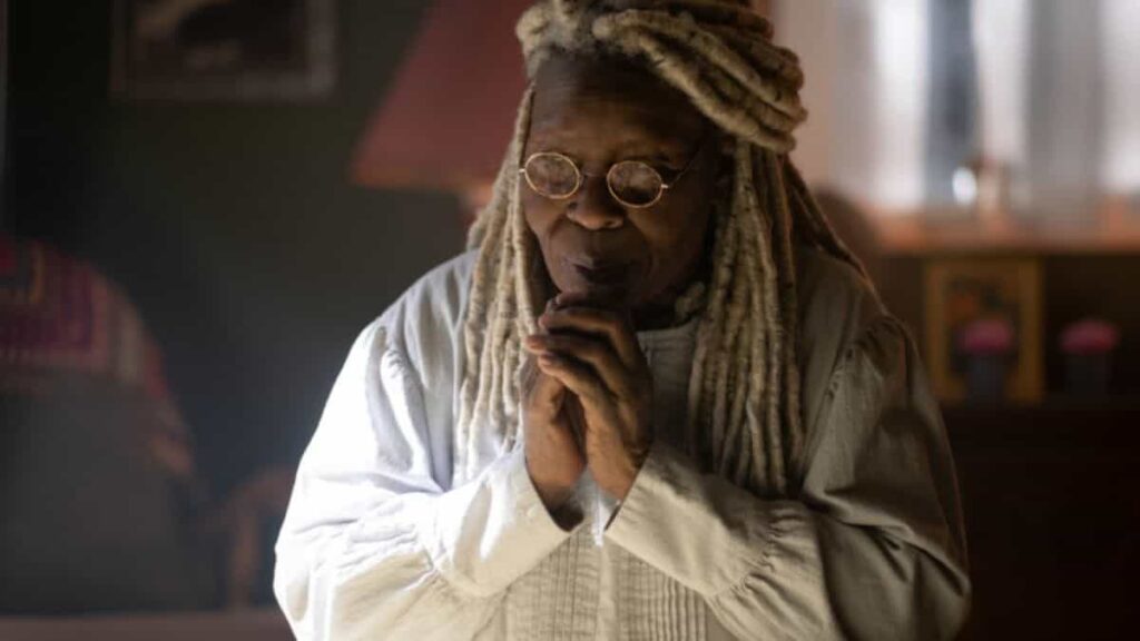 Whoopi Goldberg rebate comediante que recusa cuidados contra Covid Mother Abagail (Whoopi Goldberg) em The Stand (Divulgação / CBS)