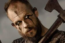 Floki (Gustaf Skarsgård) em Vikings: (Reprodução)