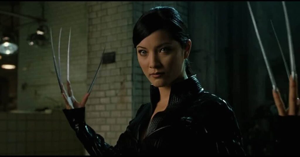 X-Men: Atriz tem uma condição para interpretar Lady Letal novamente Kelly Hu como Lady Letal em X-Men 2 (Reprodução / Fox)