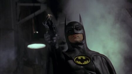 Rumores indicam que Michael Keaton está em mais projetos do Batman Michael Keaton como Batman (Reprodução)