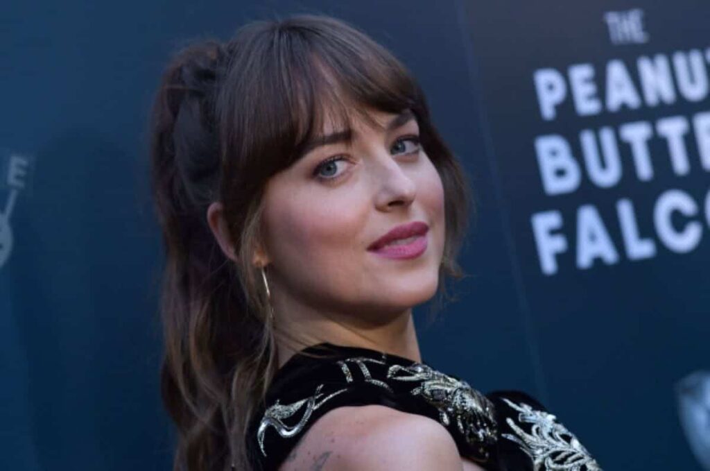 Dakota Johnson se assusta com dedo decepado de Johnny Depp em vídeo e viraliza dakota johnson