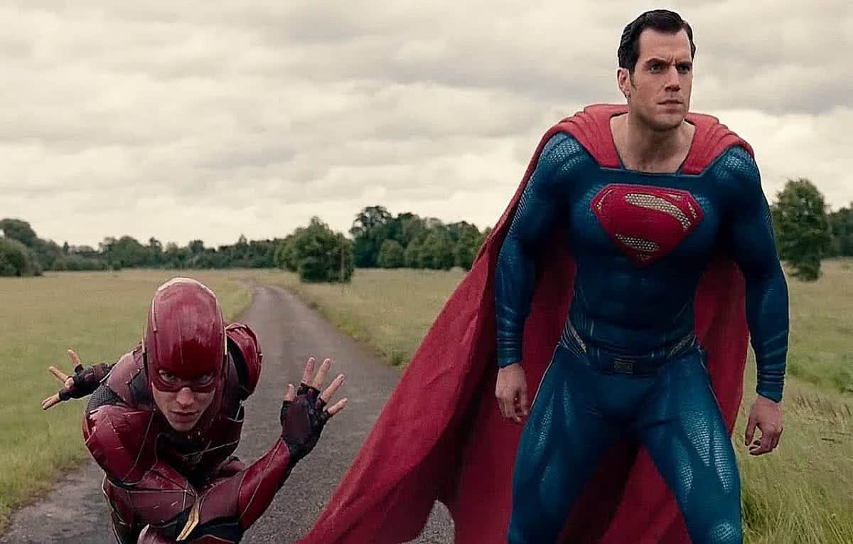 Ezra Miller como Flash e Henry Cavill como Superman em Liga da Justiça
