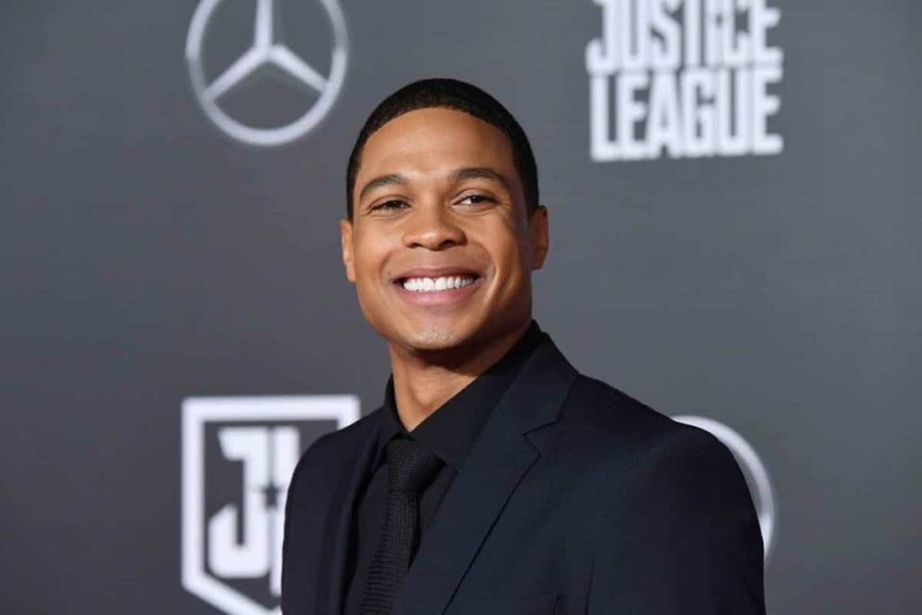 Ator de Liga da Justiça dá o troco e comemora demissão de chefe da Warner Bros. Ray Fisher (Divulgação)