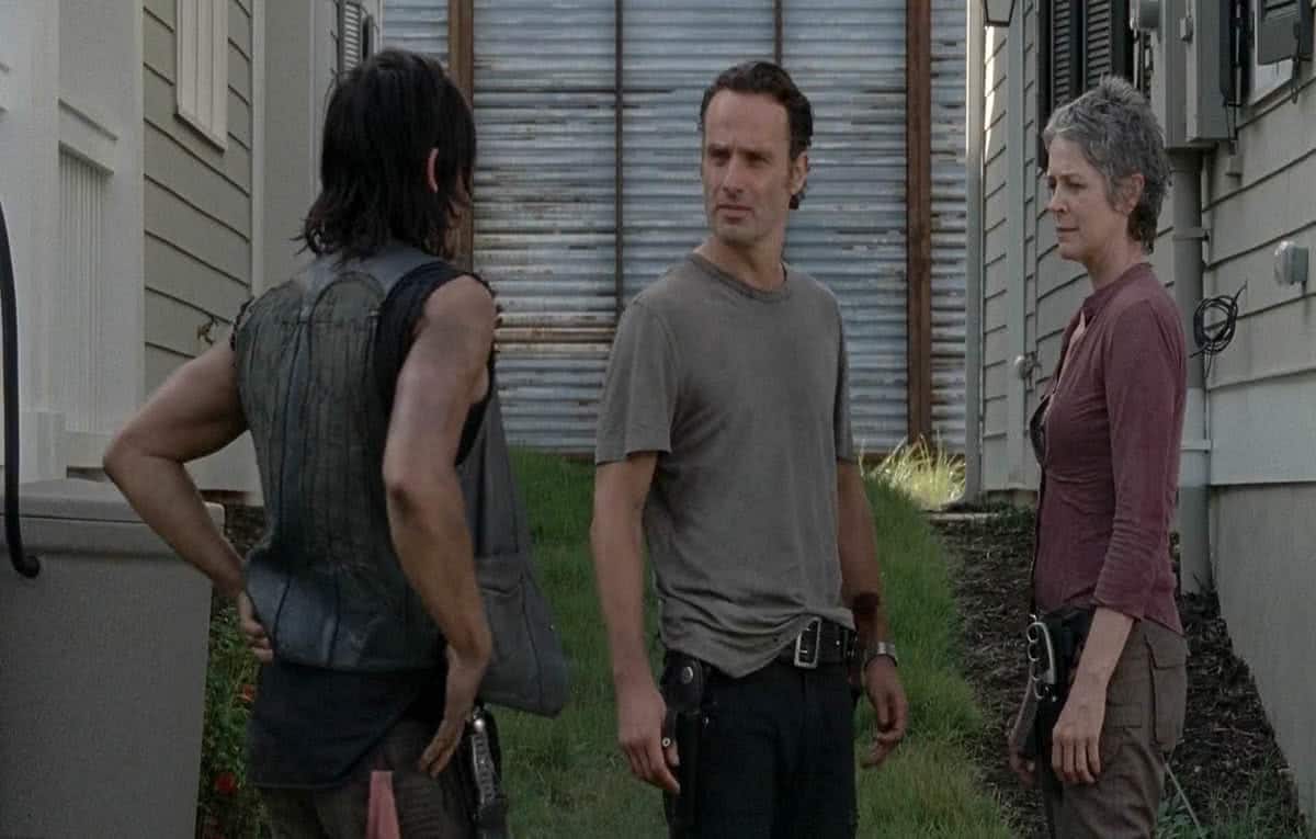 Daryl Dixon (Norman Reedus), Rick Grimes (Andrew Lincoln) e Carol Peletier (Melissa McBride) em The Walking Dead