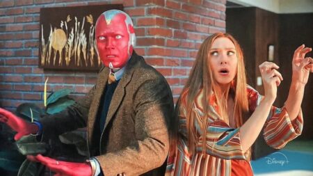 WandaVision | Paul Bettany compartilha foto de bastidores do episódio dos anos 1970 Visão (Paul Bettany) e Wanda (Elizabeth Olsen) em WandaVision (Reprodução / Disney+)