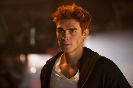 Sets de Riverdale são como uma prisão, diz ator Archie Andrews