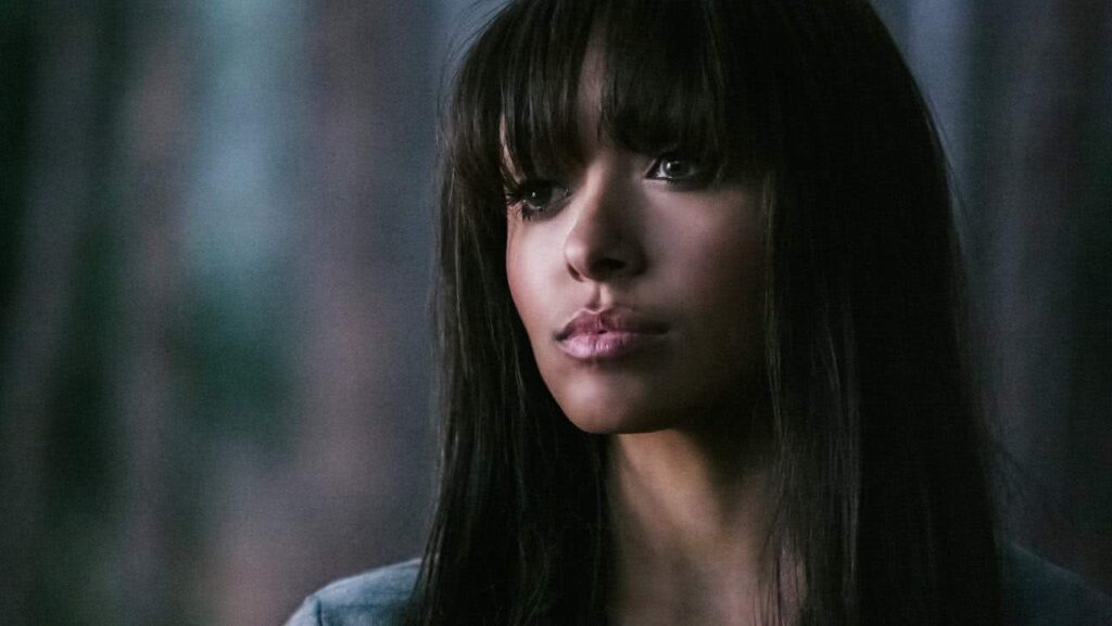 Três vezes que Bonnie provou ser mais madura que todas as suas amigas Bonnie (Kat Graham) em The Vampire Diaries (Reprodução)