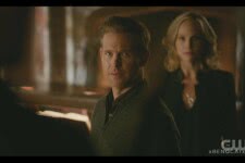 Caroline (Candice Accola) e Alaric (Matthew Davis) em The Vampire Diaries (Reprodução)