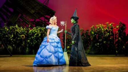Fã de musicais? Confira os próximos que devem chegar às telonas Cena de Wicked O Musical (Foto: Divulgação)