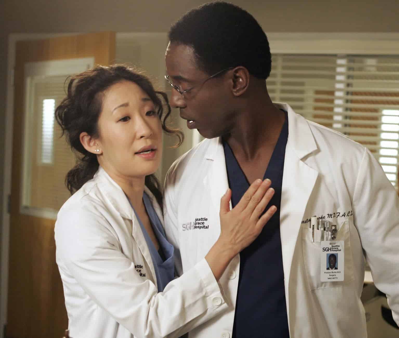 Cristina (Sandra Oh) e Burke (Isaiah Washington) em Grey's Anatomy (Reprodução)