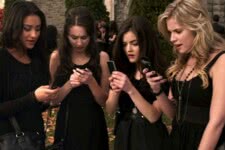Emily (Shay Mitchel), Spencer (Troian Belisario), Aria (Lucy Hale) e Hanna (Ashley Benson) em Pretty Little Liars (Reprodução)