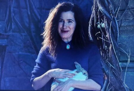 WandaVision | Artista da Marvel revela visual que Agatha deveria ter Agatha Harkness (Kathryn Hahn) em WandaVision (Reprodução / Disney+)