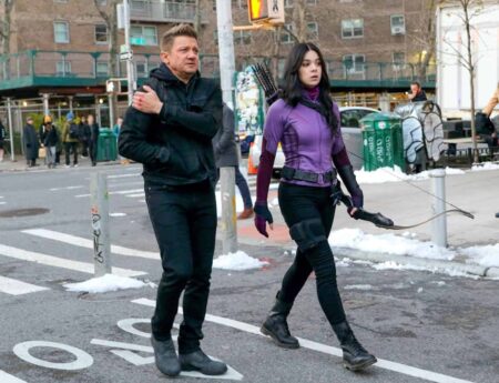 Hailee Steinfeld explica amor de Kate Bishop por Clint Barton em Gavião Arqueiro Jeremy Renner e Hailee Steinfeld nos bastidores de Hawkeye (Divulgação)