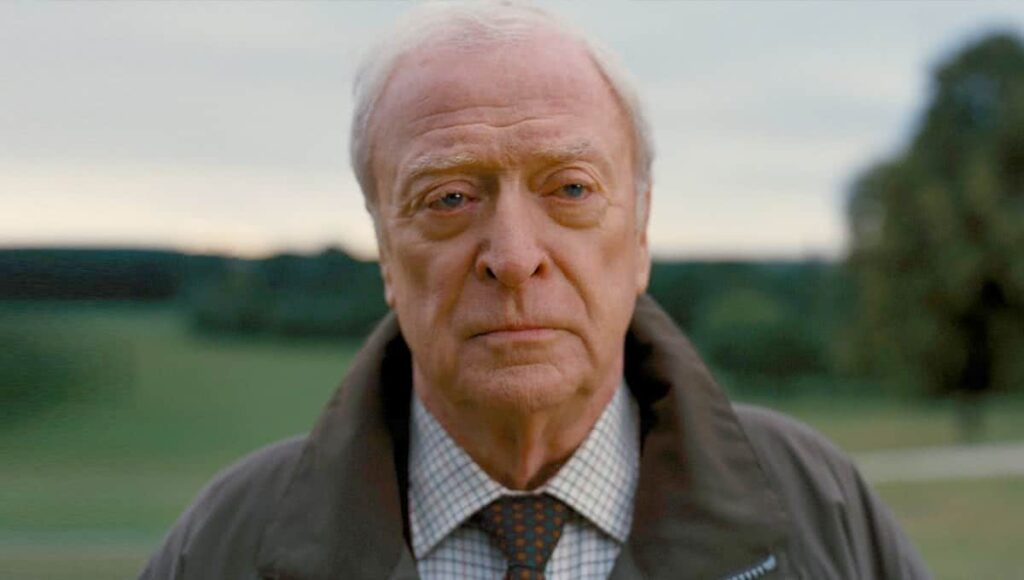 Michael Caine revela que cortou álcool por causa dos netos Michael Caine em cena de Batman Begins