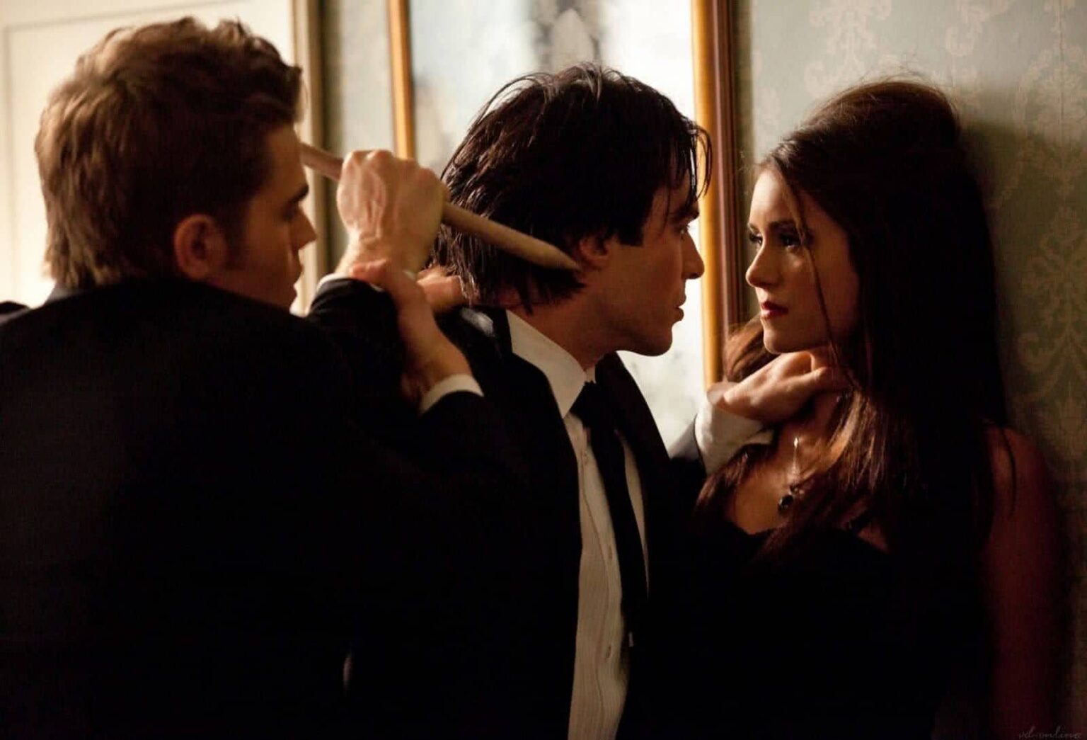 Personagens que mais se odeiam em The Vampire Diaries Stefan (Paul Wesley), Damon (Ian Somerhalder) e Katherine (Nina Dobrev) em The Vampire Diaries (Reprodução)