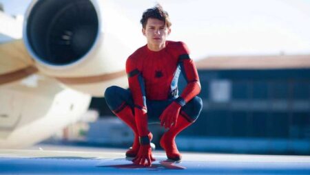 Tom Holland como Homem Aranha