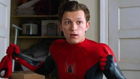 Tom Holland estava bêbado quando fez negócio andar entre Sony e Marvel Tom Holland em cena de Homem Aranha