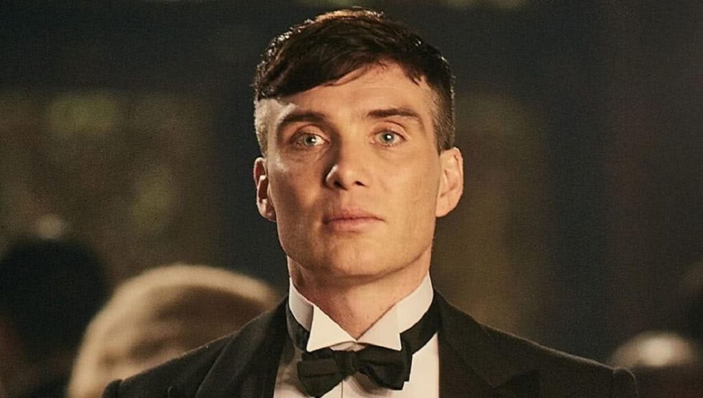 Roteirista explica a verdade por trás dos cortes de cabelo em Peaky Blinders Tommy Shelby (Cillian Murphy) em Peaky Blinders (Reprodução)