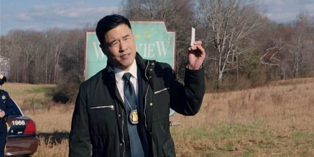Ator da Marvel é bom demais para não soltar spoiler sobre o MCU Jimmy Woo (Randall Park) em WandaVision (Reprodução / Disney+)
