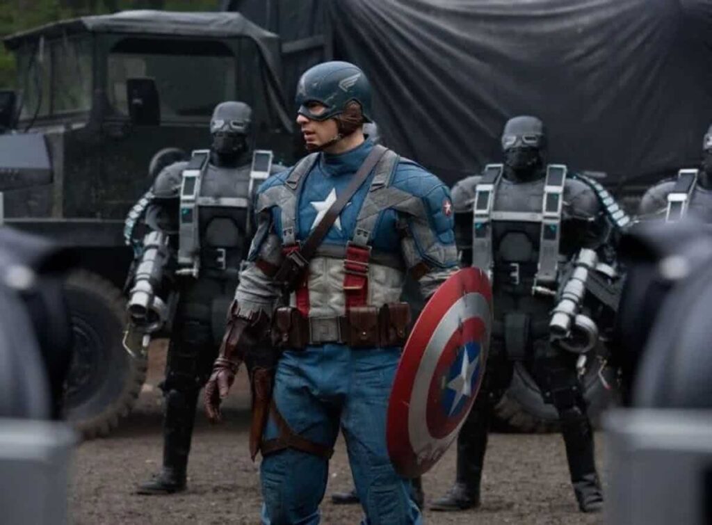 4 problemas com a trilogia de filmes do Capitão América que os fãs passam pano Capitão América (Chris Evans) em Capitão América: O Primeiro Vingador (Reprodução / Marvel)