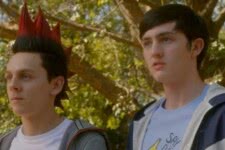 Hawk (Jacob Bertrand) e Demetri (Gianni DeCenzo) em Cobra Kai (Reprodução / Netflix)