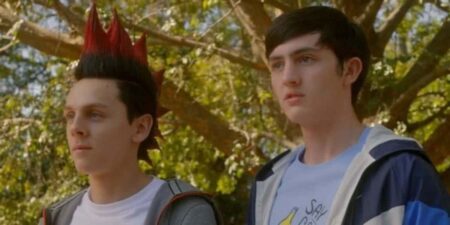 Hawk (Jacob Bertrand) e Demetri (Gianni DeCenzo) em Cobra Kai (Reprodução / Netflix)