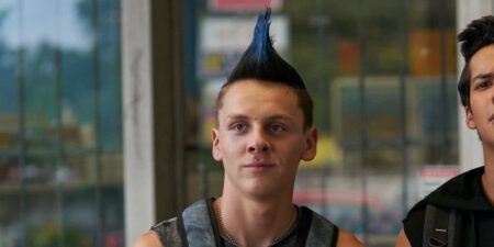 Jacob Bertrand como Eli em Cobra Kai (Reprodução / Netflix)