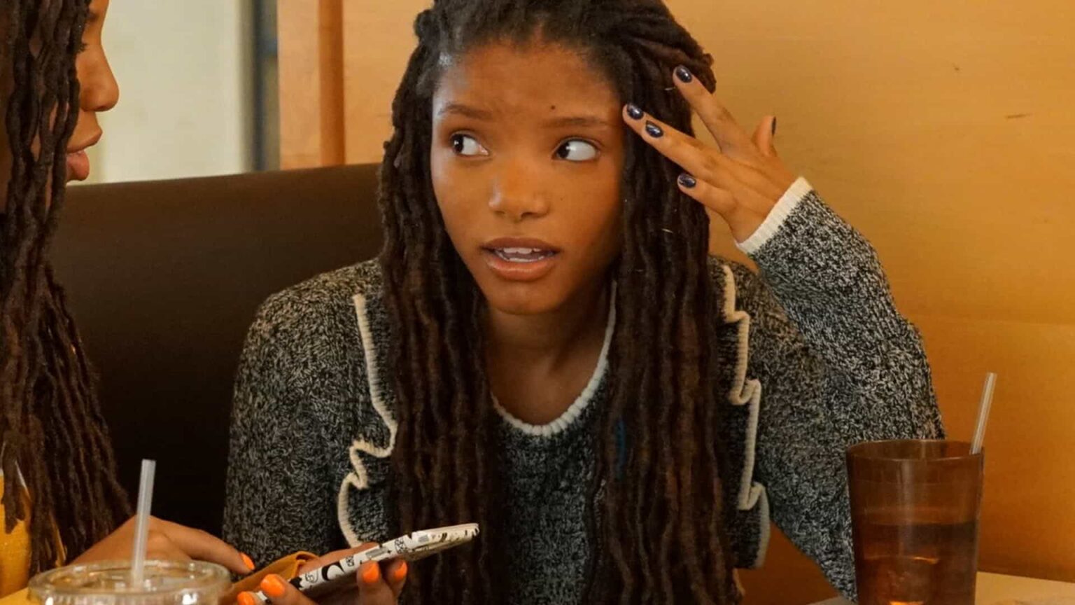 Disney | Nova Pequena Sereia é alvo de racismo e explica como lida com o preconceito online Halle Bailey em Grownish (Reprodução)