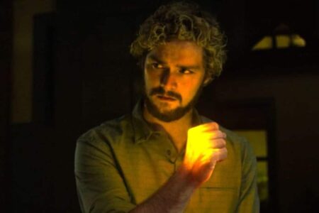 Finn Jones revela enredo de temporada descartada de Punho de Ferro Danny Rand (Finn Jones) em Punho de Ferro (Reprodução / Netflix)
