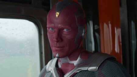 Paul Bettany diz que Tom Hiddleston está tirando o emprego de outras pessoas Visão (Paul Bettany) em WandaVision (Reprodução / Disney+)