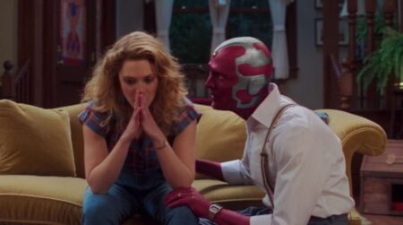 Wanda (Elizabeth Olsen) e Visão (Paul Bettany) em WandaVision (Reprodução / Disney+)