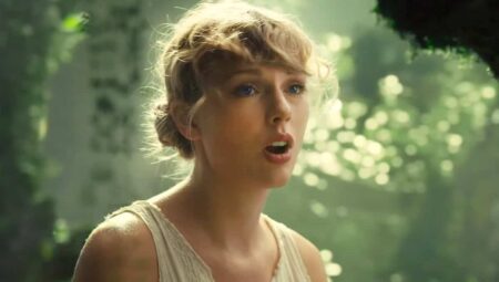 A cantora Taylor Swift b