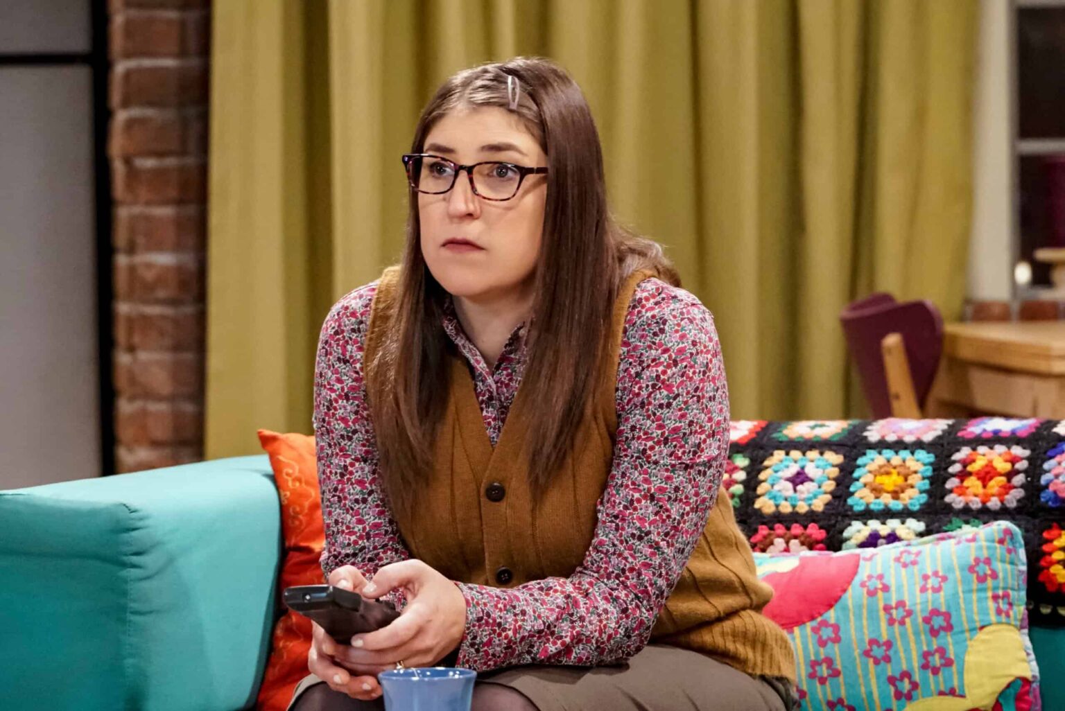 Atriz quase perdeu amizade por não bater palmas para ator famoso Amy (Mayim Bialik) em The Big Bang Theory (Reprodução)