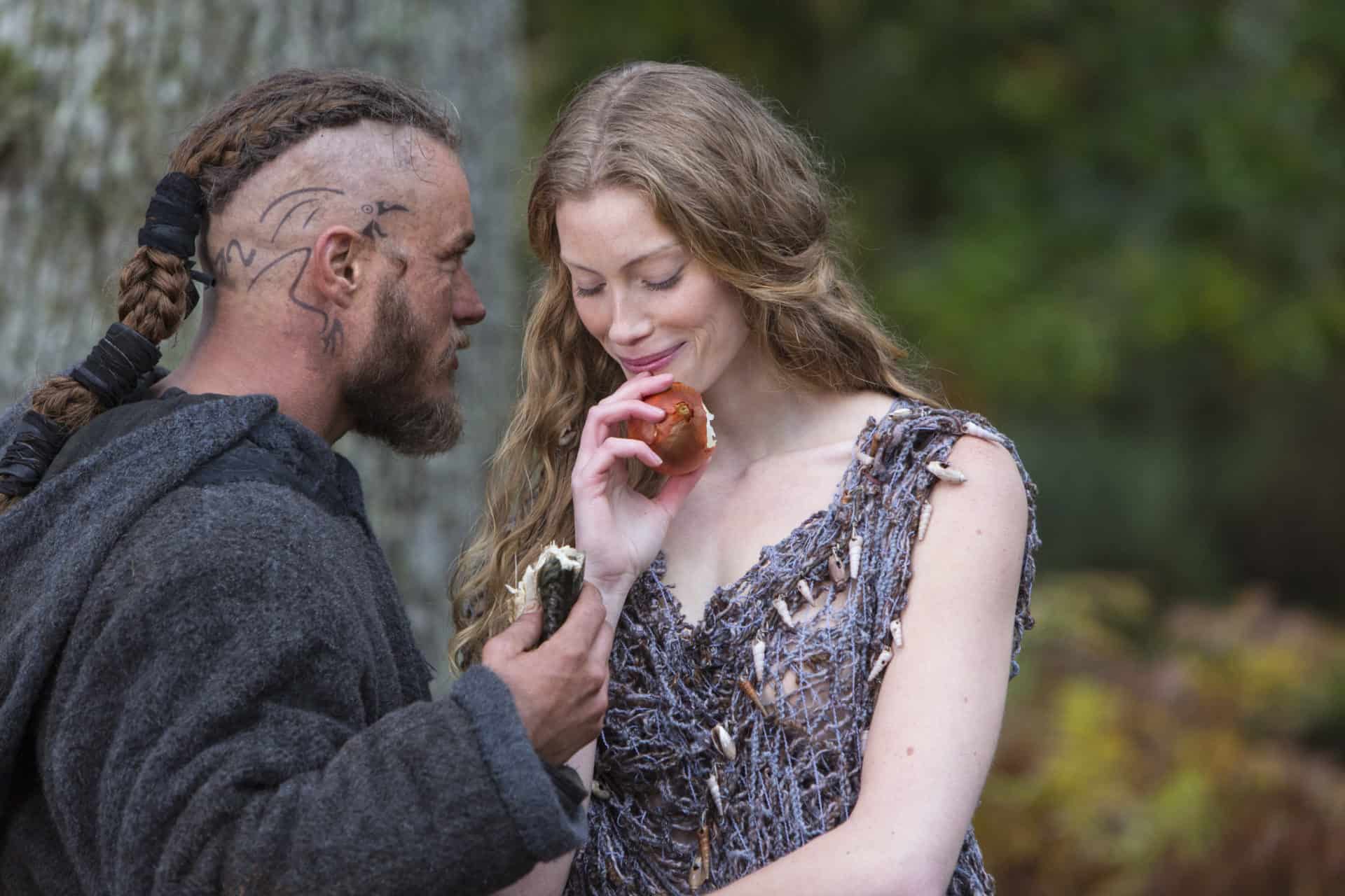 Aslaug (Alyssa Sutherland) and Ragnar (Travis Fimmel) in Vikings (Reproduction)