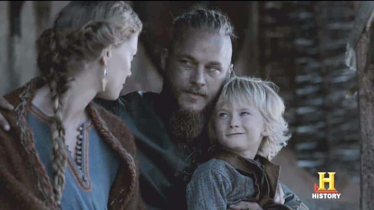 Aslaug (Alyssa Sutherland) and Ragnar (Travis Fimmel) in Vikings (Reproduction)