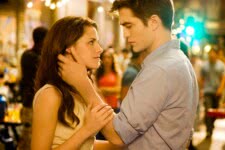 Bella (Kristen Stewart) e Edward (Robert Pattinson) em A Saga Crepúsculo (Reprodução)