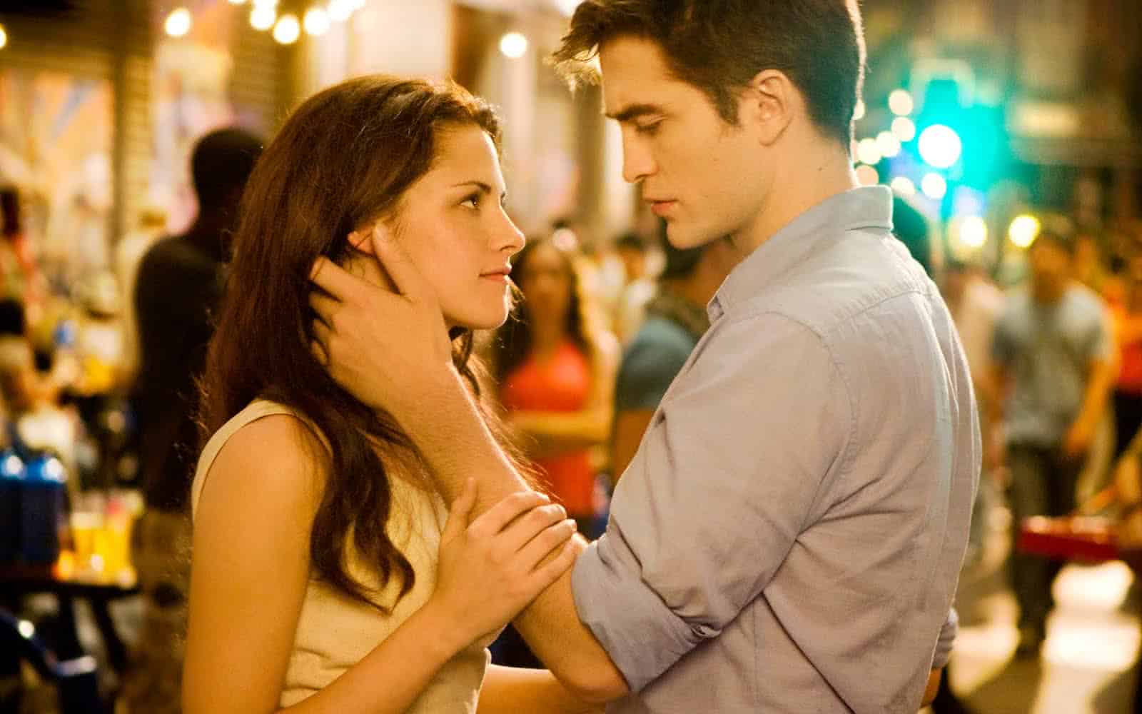 Bella (Kristen Stewart) e Edward (Robert Pattinson) em A Saga Crepúsculo (Reprodução)