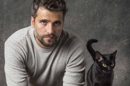 Gabriel (Bruno Gagliasso) e Léon em O Sétimo Guardião
