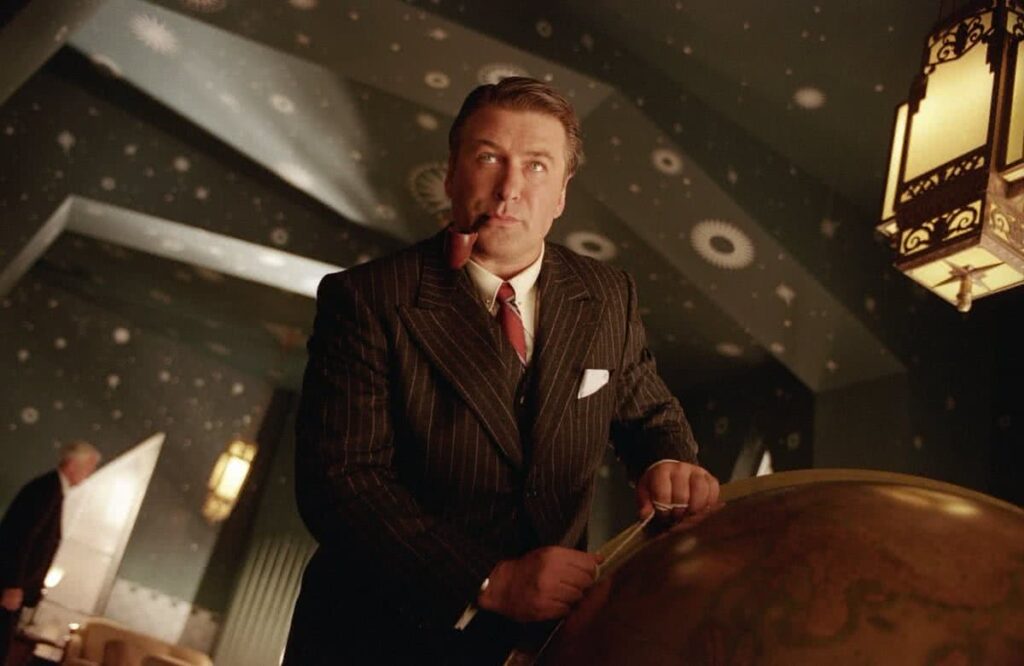 Rust | Membro da equipe processa Alec Baldwin por disparo fatal no set Aleck Baldwin em O Aviador (Divulgação)