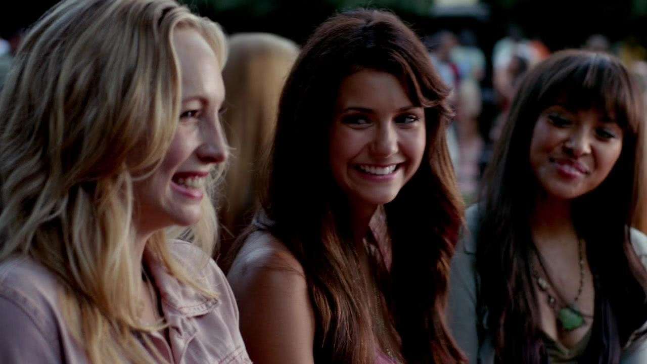 Caroline (Candice King), Elena (Nina Dobrev) e Bonnie (Kat Graham) em The Vampire Diaries (Reprodução)