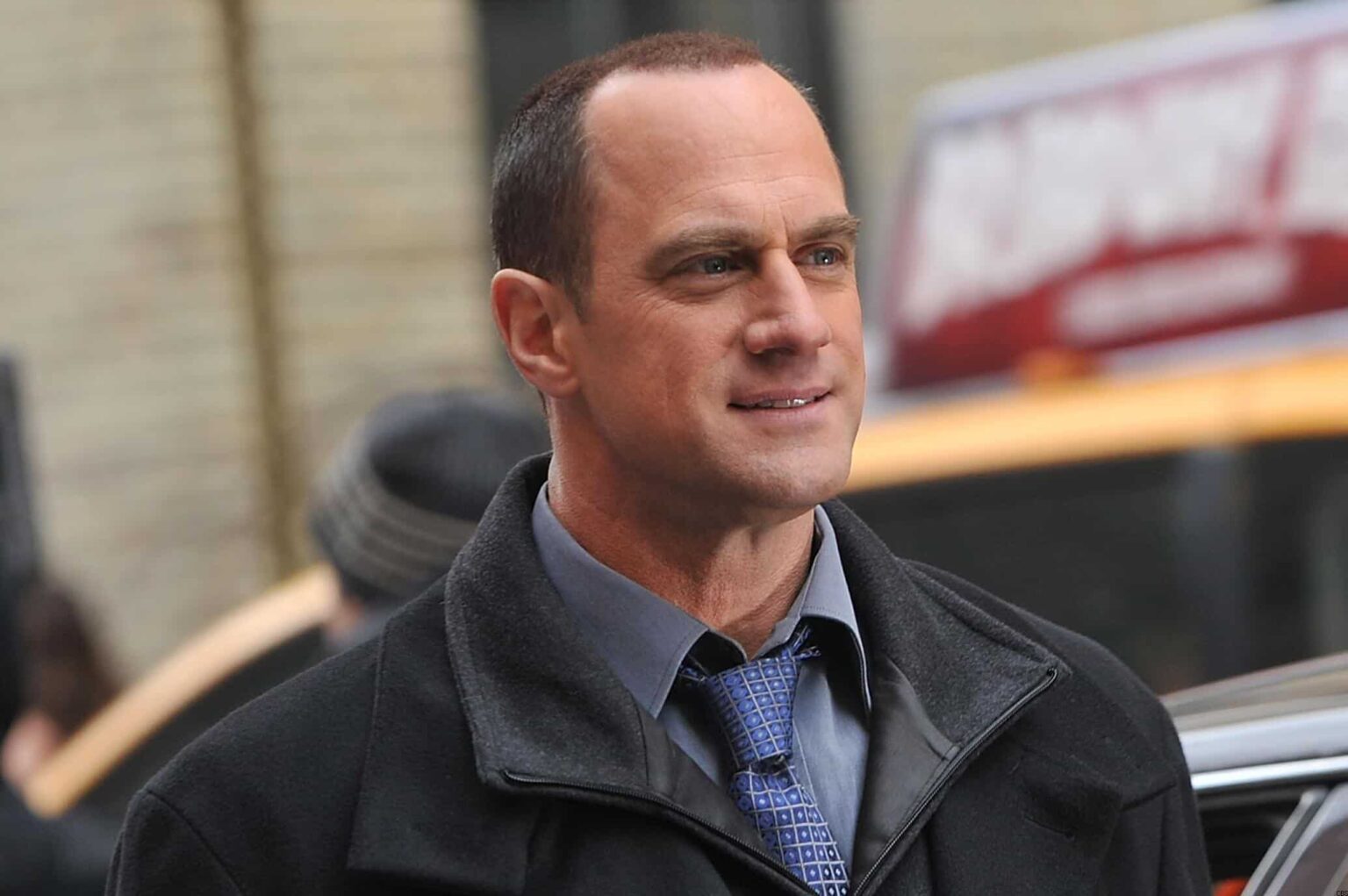 Membro da equipe de Law & Order: Organized Crime é assinado nos sets do seriado Law & Order: Organized Crime