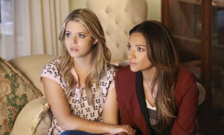 Emily (Shay MItchell) e Alison (Sasha Pieterse) em Pretty Little Liars (Reprodução)