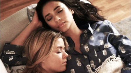Emily (Shay MItchell) e Alison (Sasha Pieterse) em Pretty Little Liars (Reprodução)